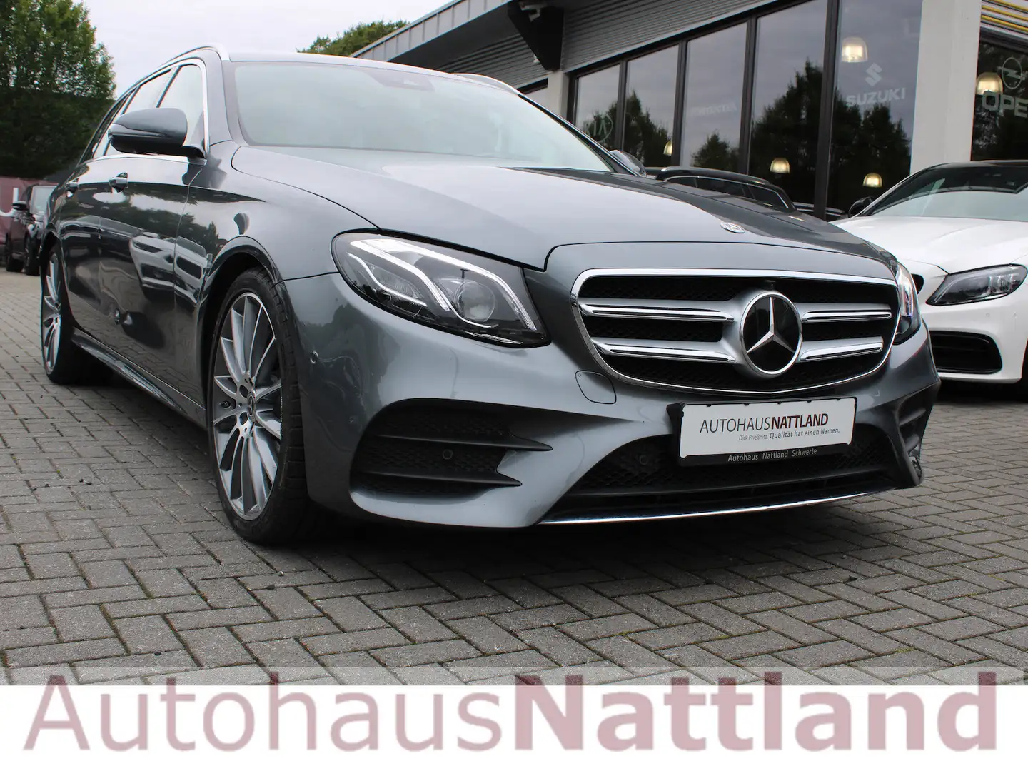 Mercedes-Benz E 350 d T AMG Line 360° Comand Distronic LED Šedá - 2