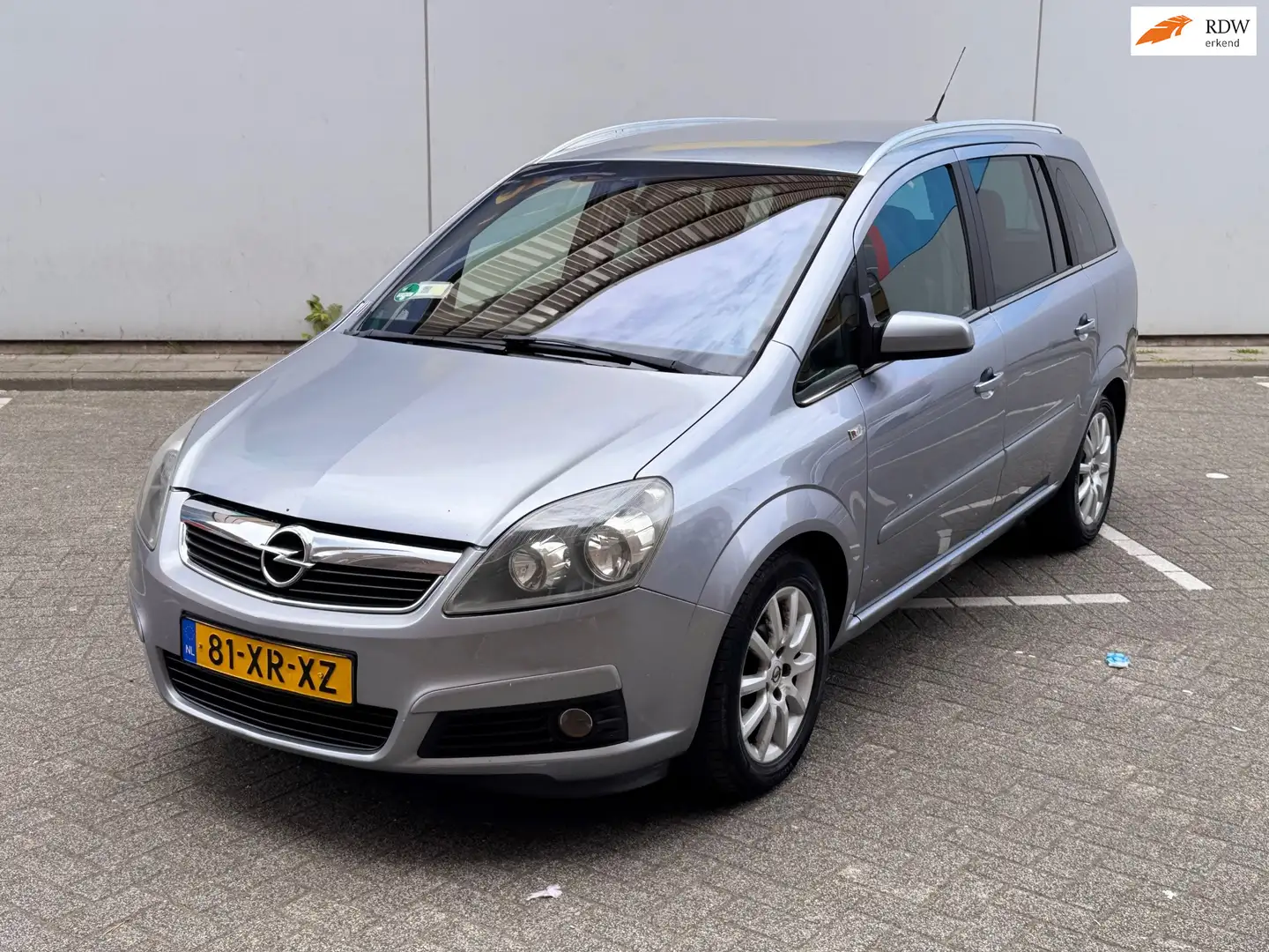 Opel Zafira 2.2 Executive, 7-Pers, AIRCO, NAP, APK Grijs - 1