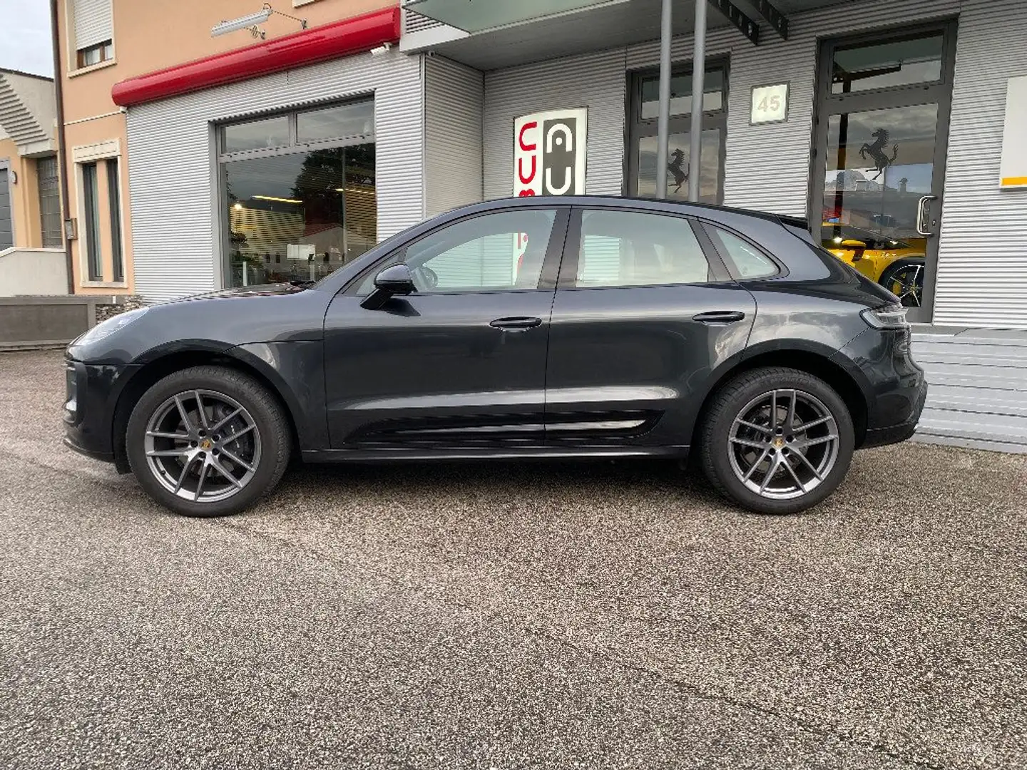 Porsche Macan 2.0 Grau - 2