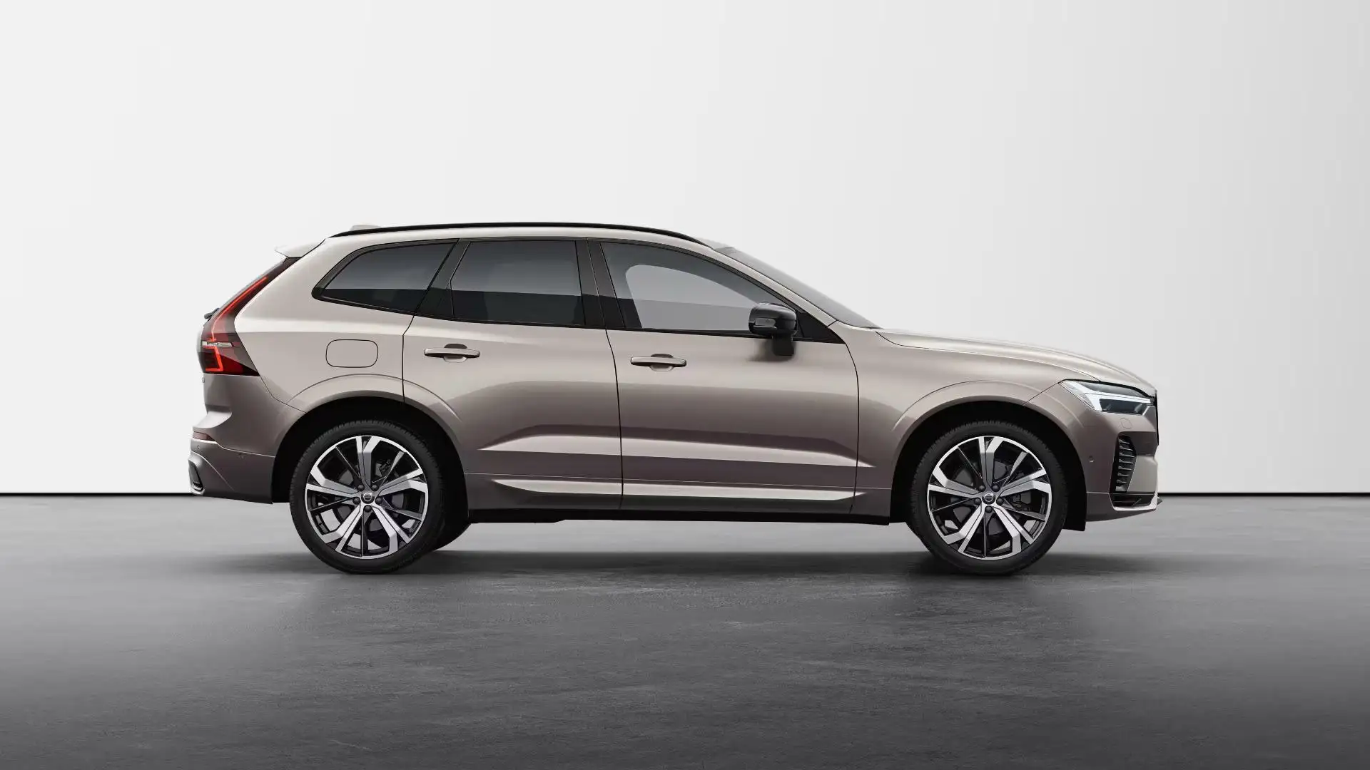 Volvo XC60 2.0 Recharge T6 AWD Ultra Dark Direct Leverbaar! Zilver - 1