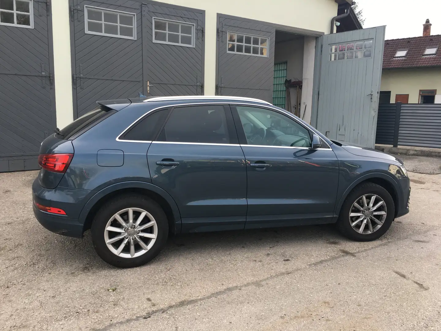 Audi Q3 Blau - 1