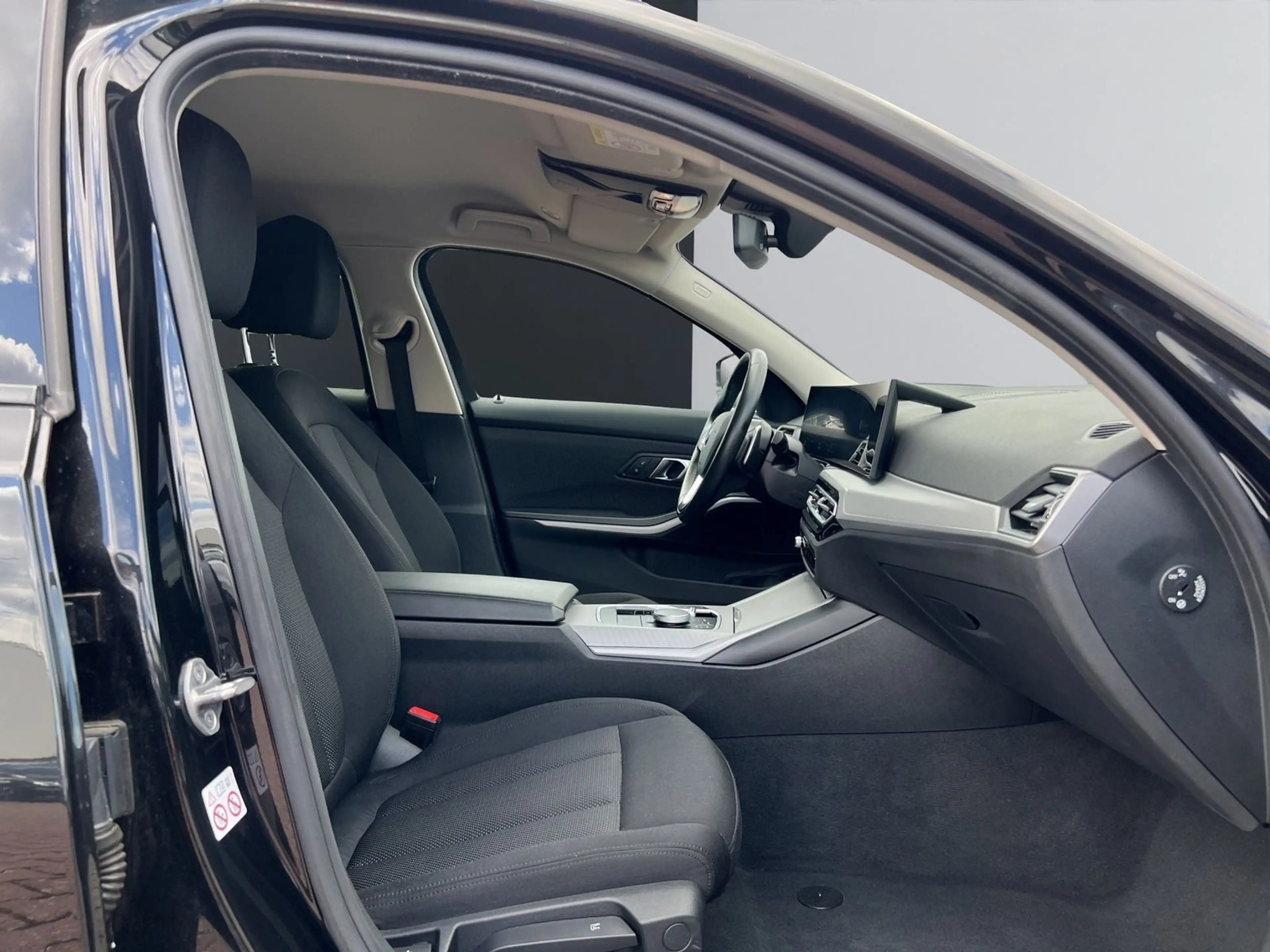 BMW 318 i Touring HEAD-UP*KAMERA*LIVE COCKPIT+*LED* — photo 12