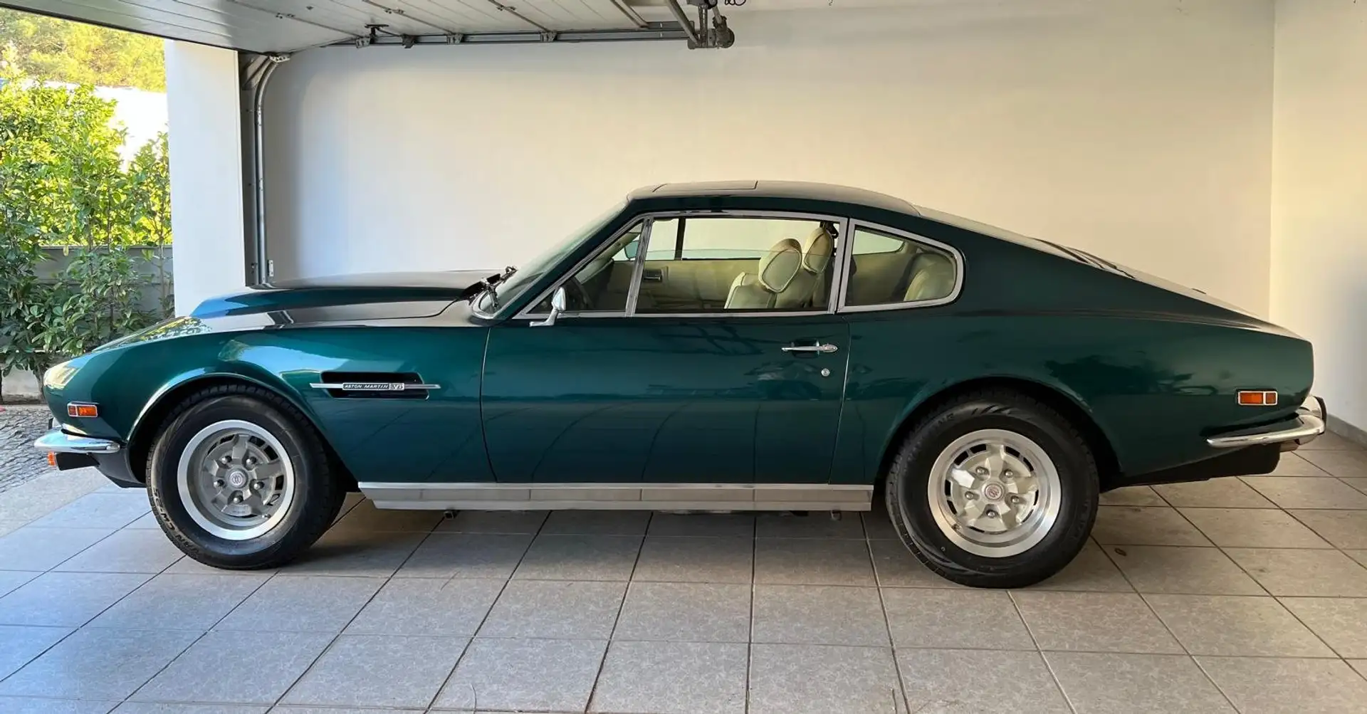 Aston Martin V8 Saloon Series III Vert - 1