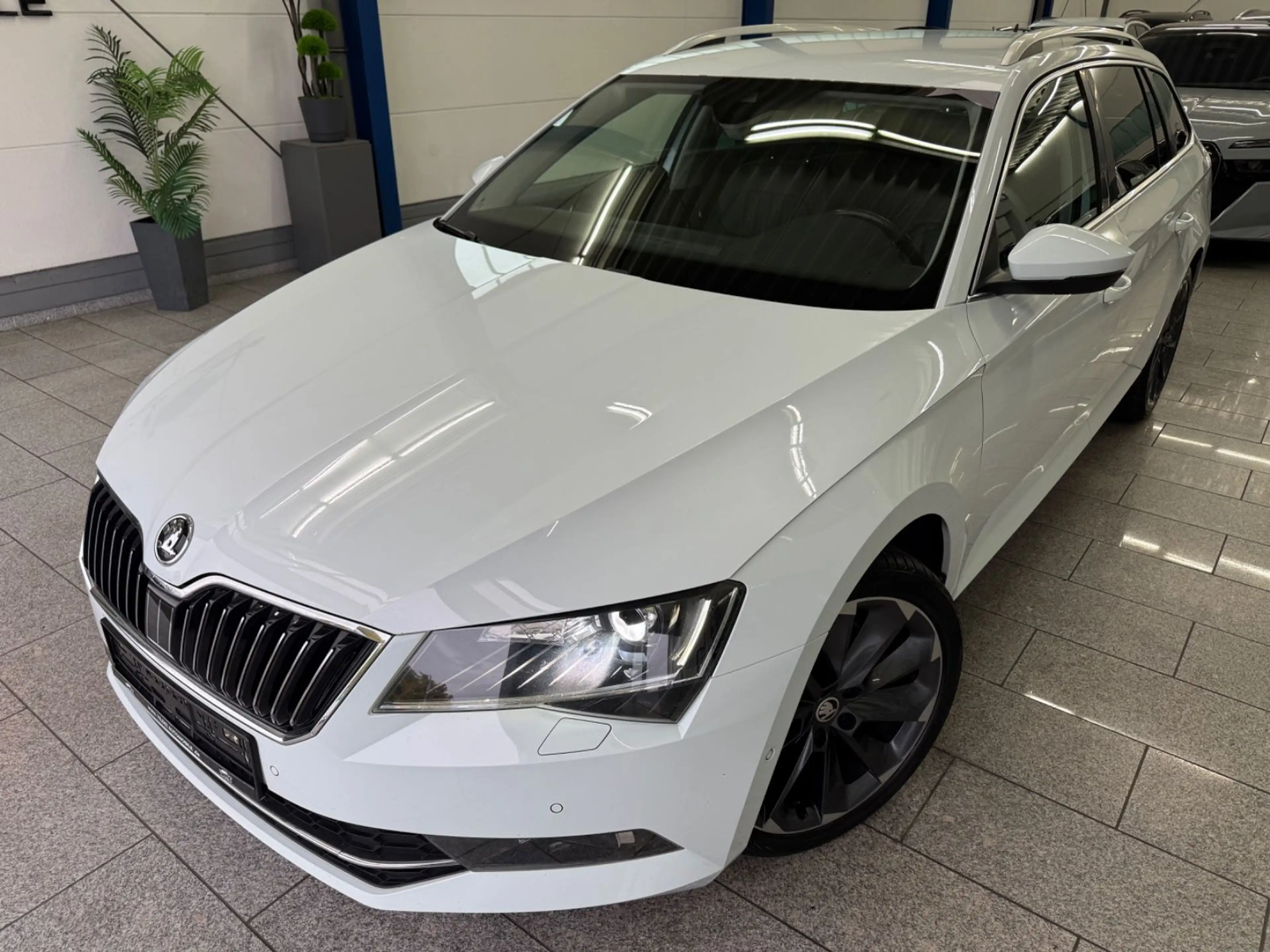 Skoda Superb 2.0 TDI*AUTO*CAM*NAV*BI-XN*MMRY*ACC*STDHZ