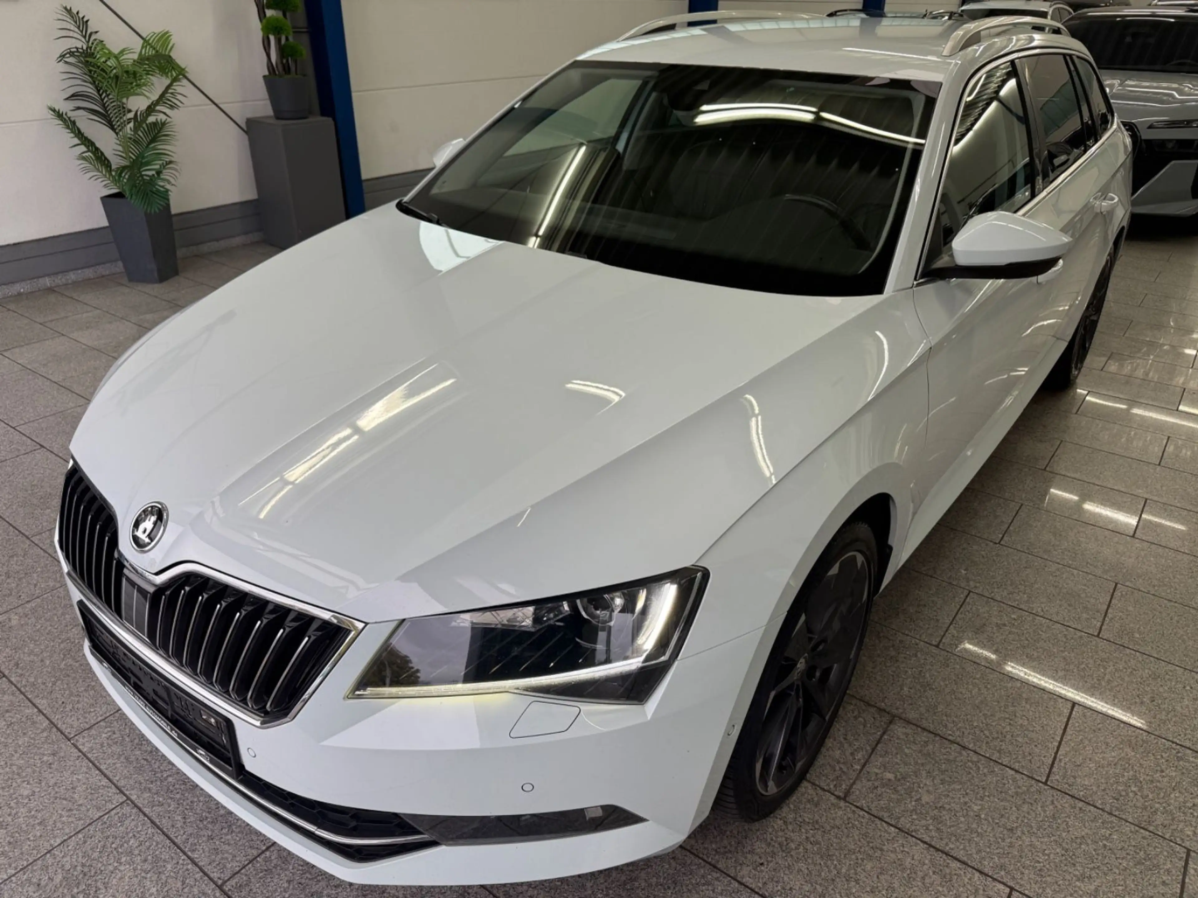 Skoda Superb 2.0 TDI*AUTO*CAM*NAV*BI-XN*MMRY*ACC*STDHZ — photo 2