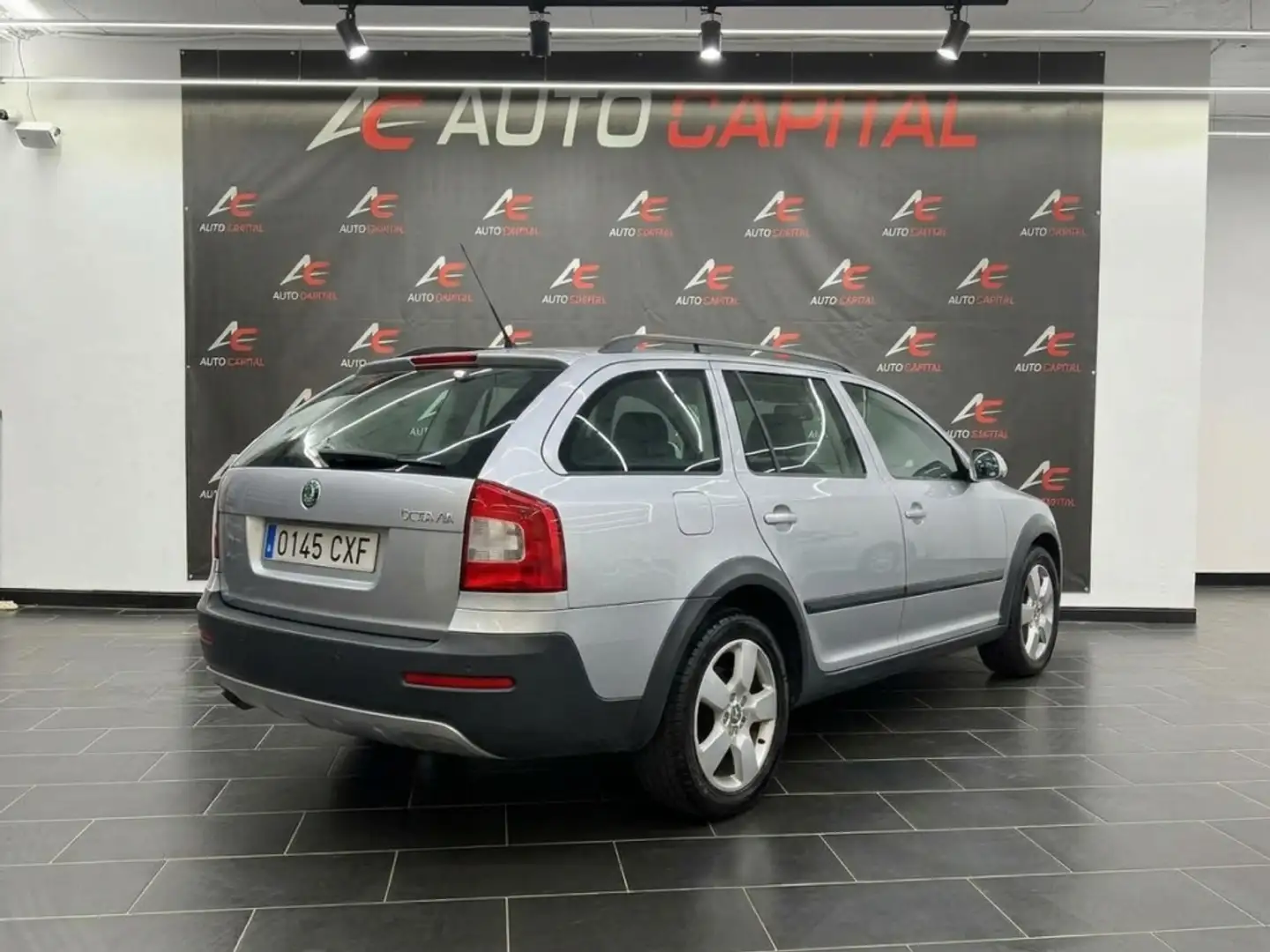 Skoda Octavia 2.0TDI CR Elegance Gris - 2