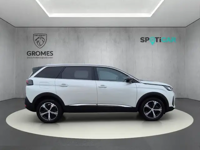 Peugeot 5008 view 2