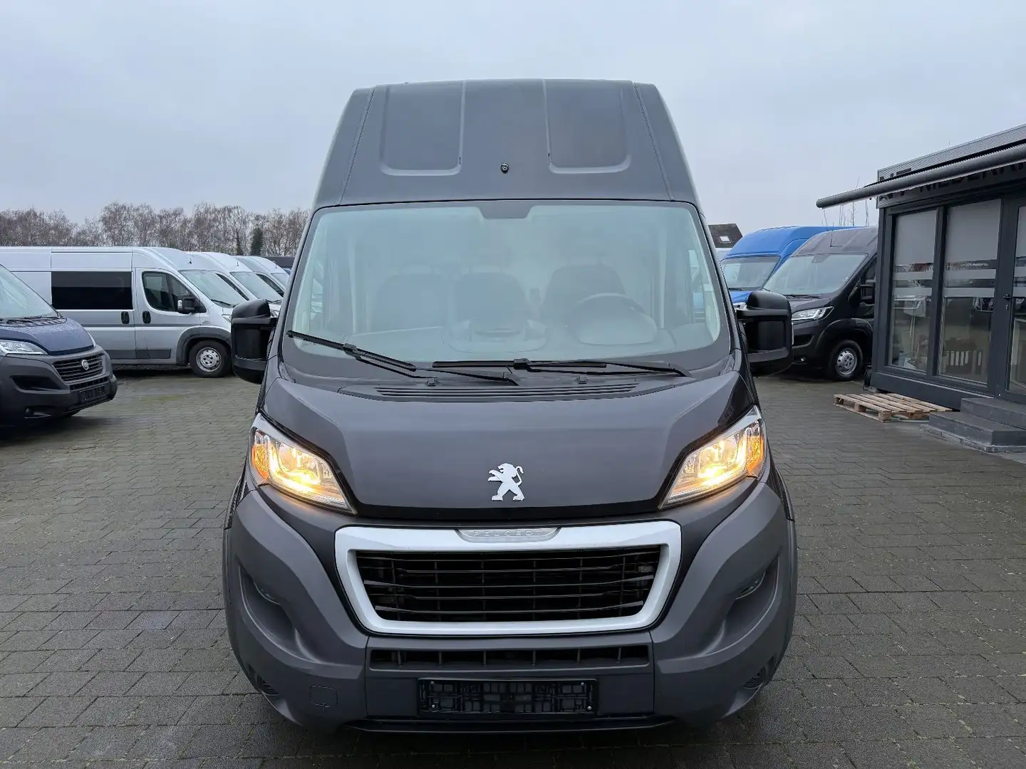 Peugeot Boxer 3.0 Liter 435 L4H3 Komfort Plus HDi AHK Gris - 2