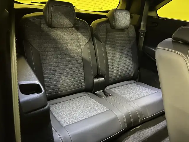 Peugeot 5008 view 2