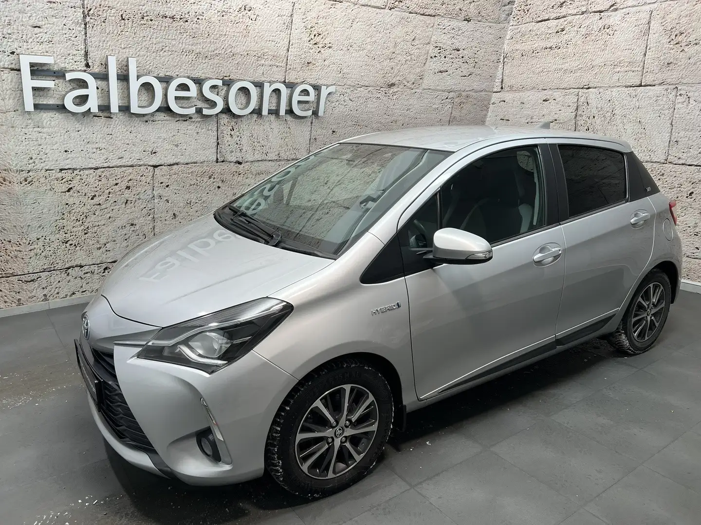 Toyota Yaris 1,5 Hybrid Active Silber - 1