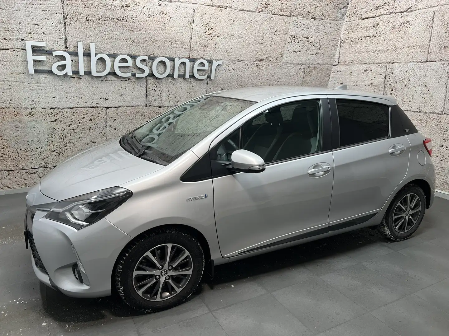 Toyota Yaris 1,5 Hybrid Active Silber - 2