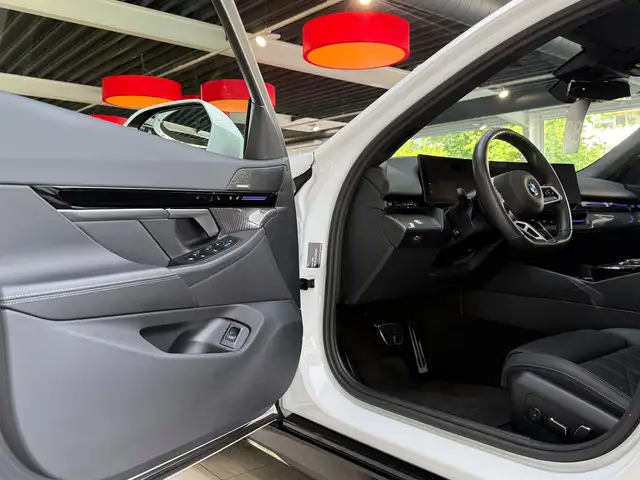 BMW 5 Series view 11