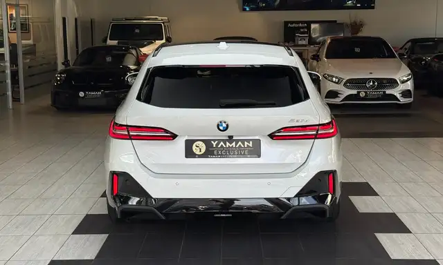 BMW 5 Series view 9