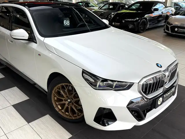 BMW 5 Series view 5