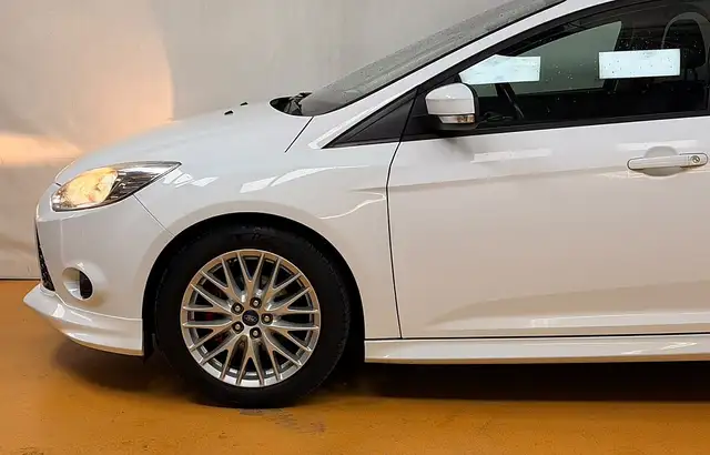 Ford Focus view 3