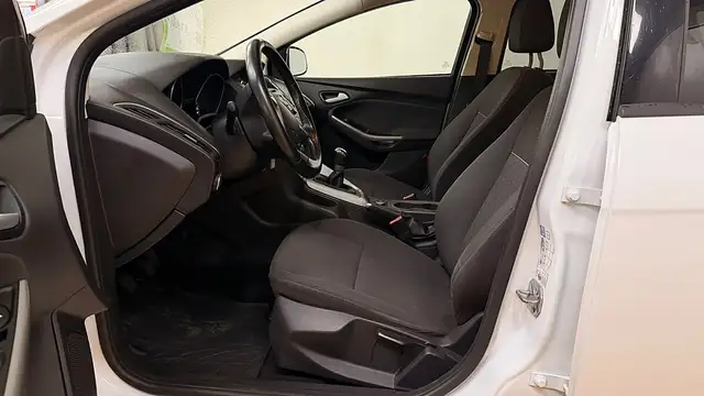 Ford Focus view 15
