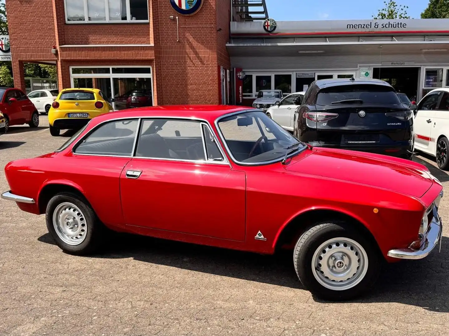 Alfa Romeo GT 1300 Junior Rouge - 1