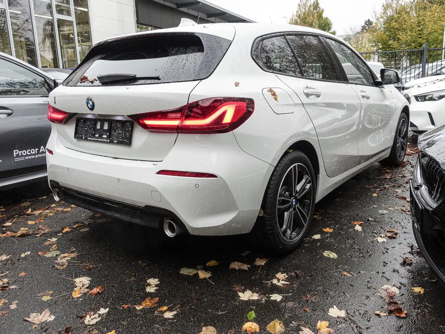 BMW 120 i Sport Line Aut. AHK NAVI LED PDC DAB Tempomat Kl Weiß - 2