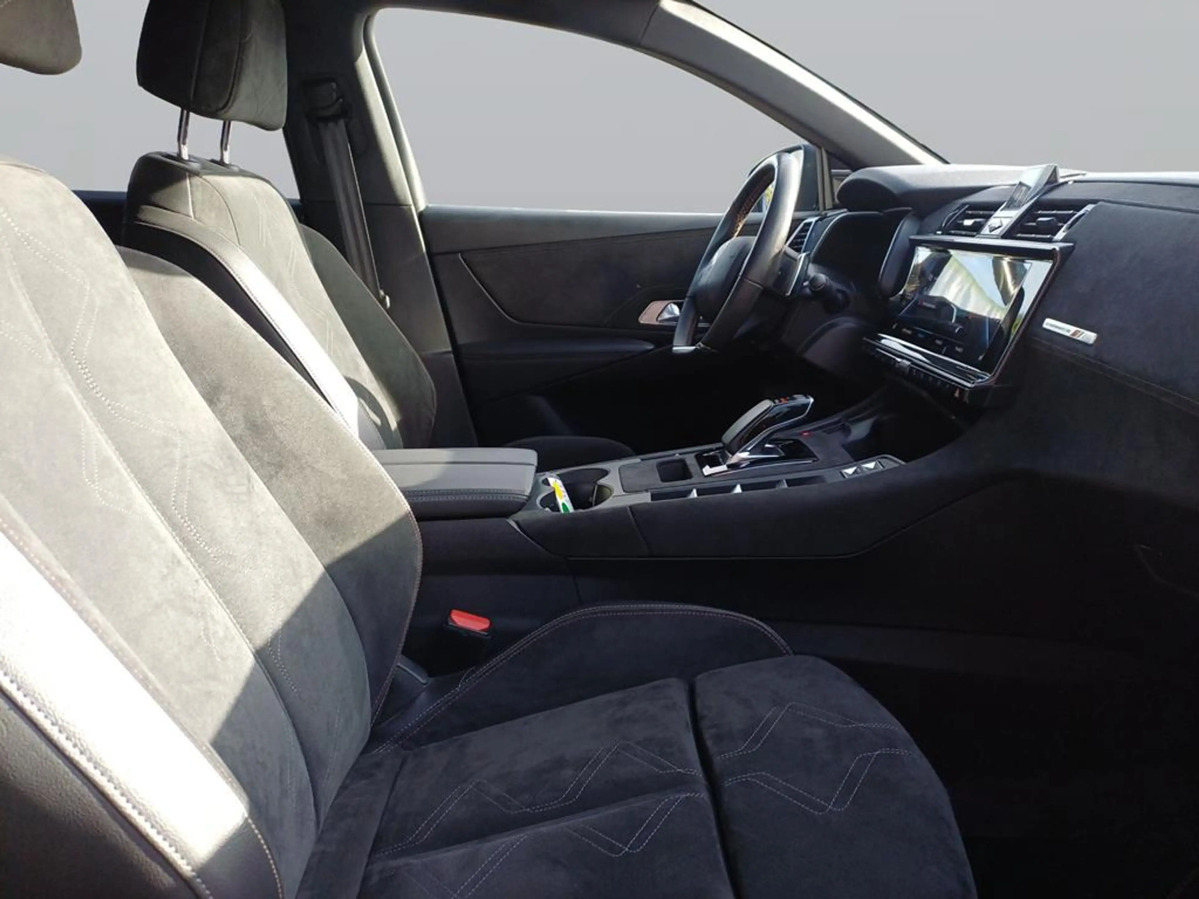 DS Automobiles DS 7 Crossback E-Tense 225 Performance Line — photo 11