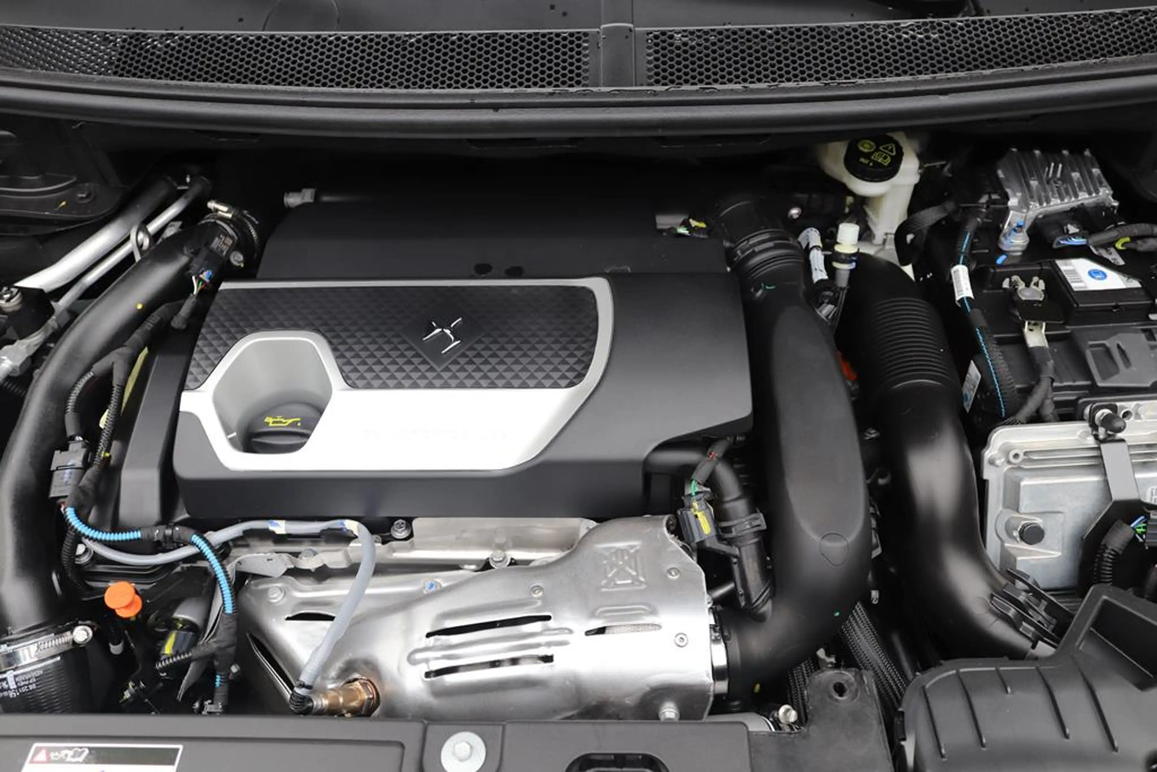 DS Automobiles DS 7 Crossback E-Tense 225 Performance Line — photo 14