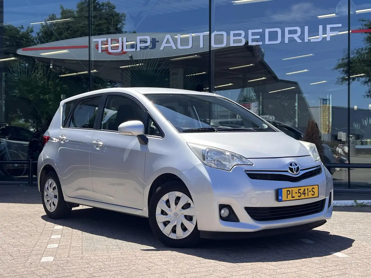 Toyota Verso-S 1.3 VVT-i Comfort 5- Deurs Airco Camera Grijs - 2