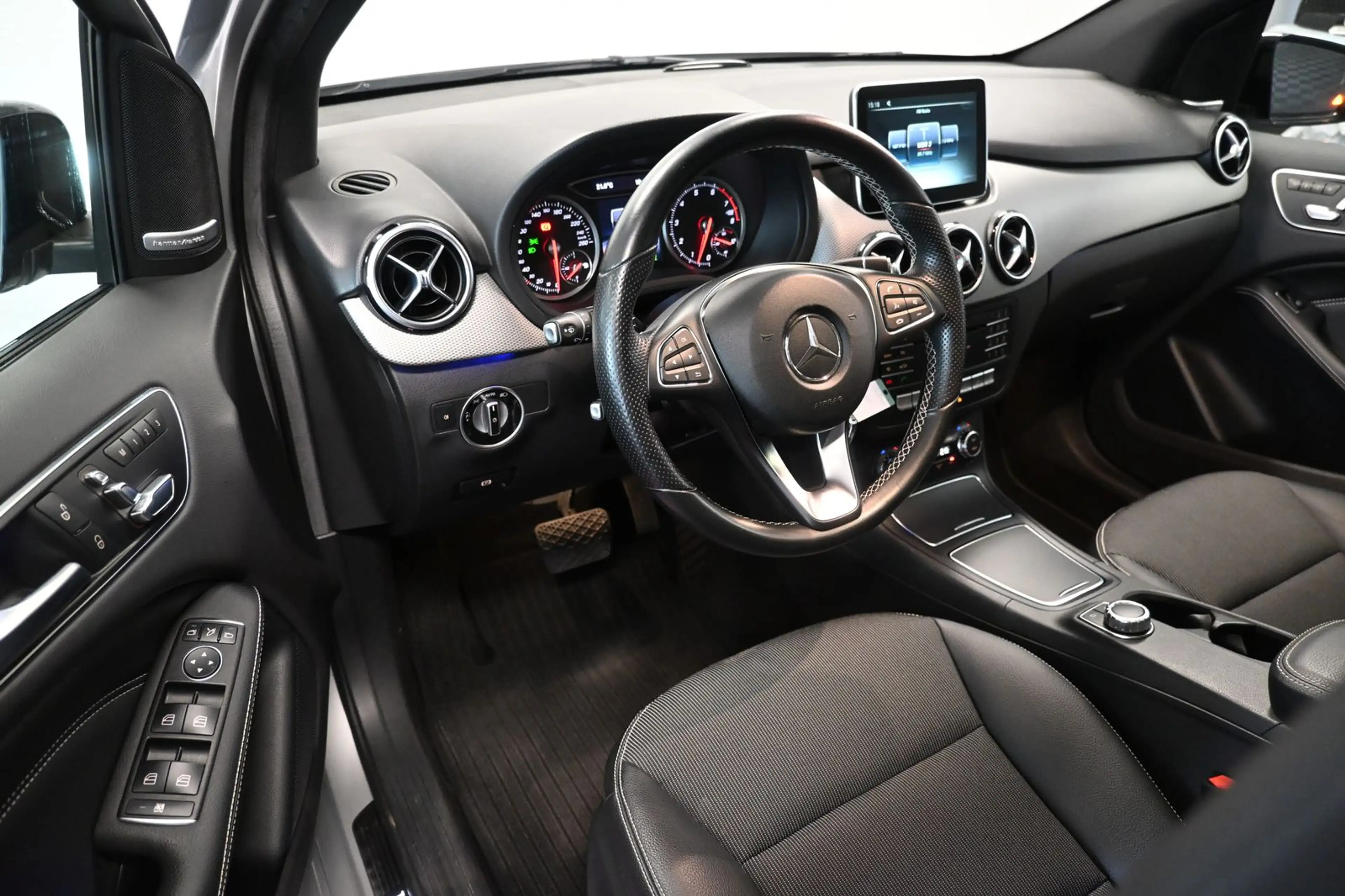 Mercedes-Benz B 250 4Matic *KAMERA*PANORAMA*LED*MEMORY*AHK* — photo 14