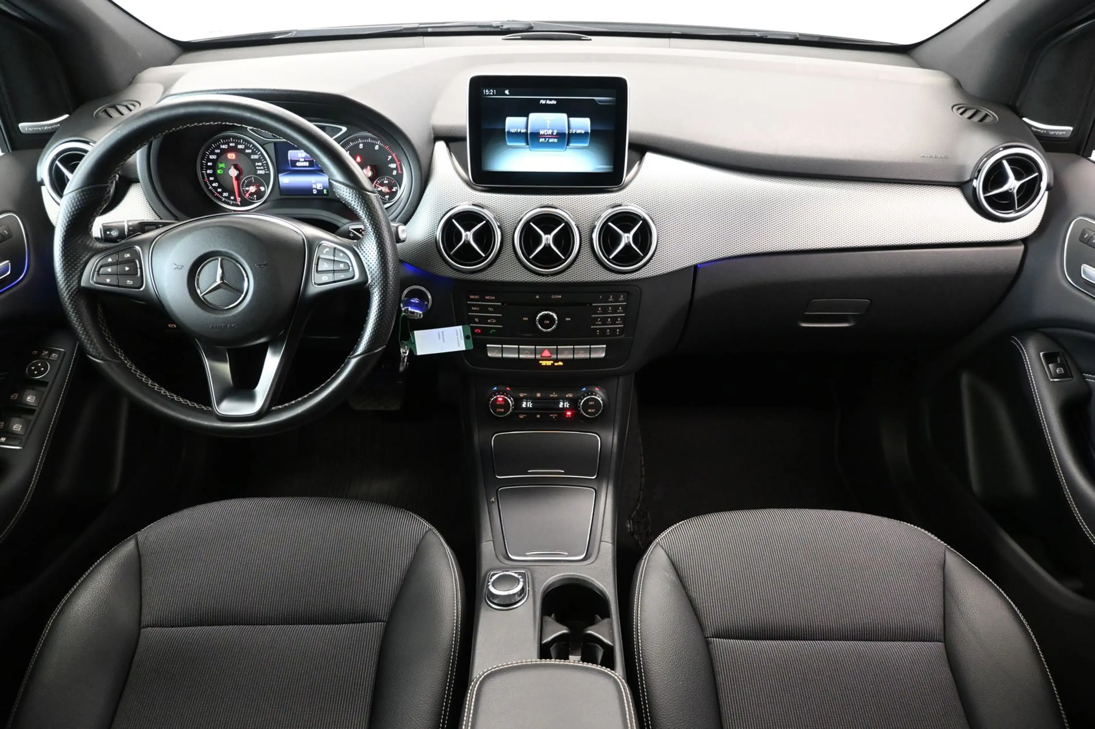 Mercedes-Benz B 250 4Matic *KAMERA*PANORAMA*LED*MEMORY*AHK* — photo 12