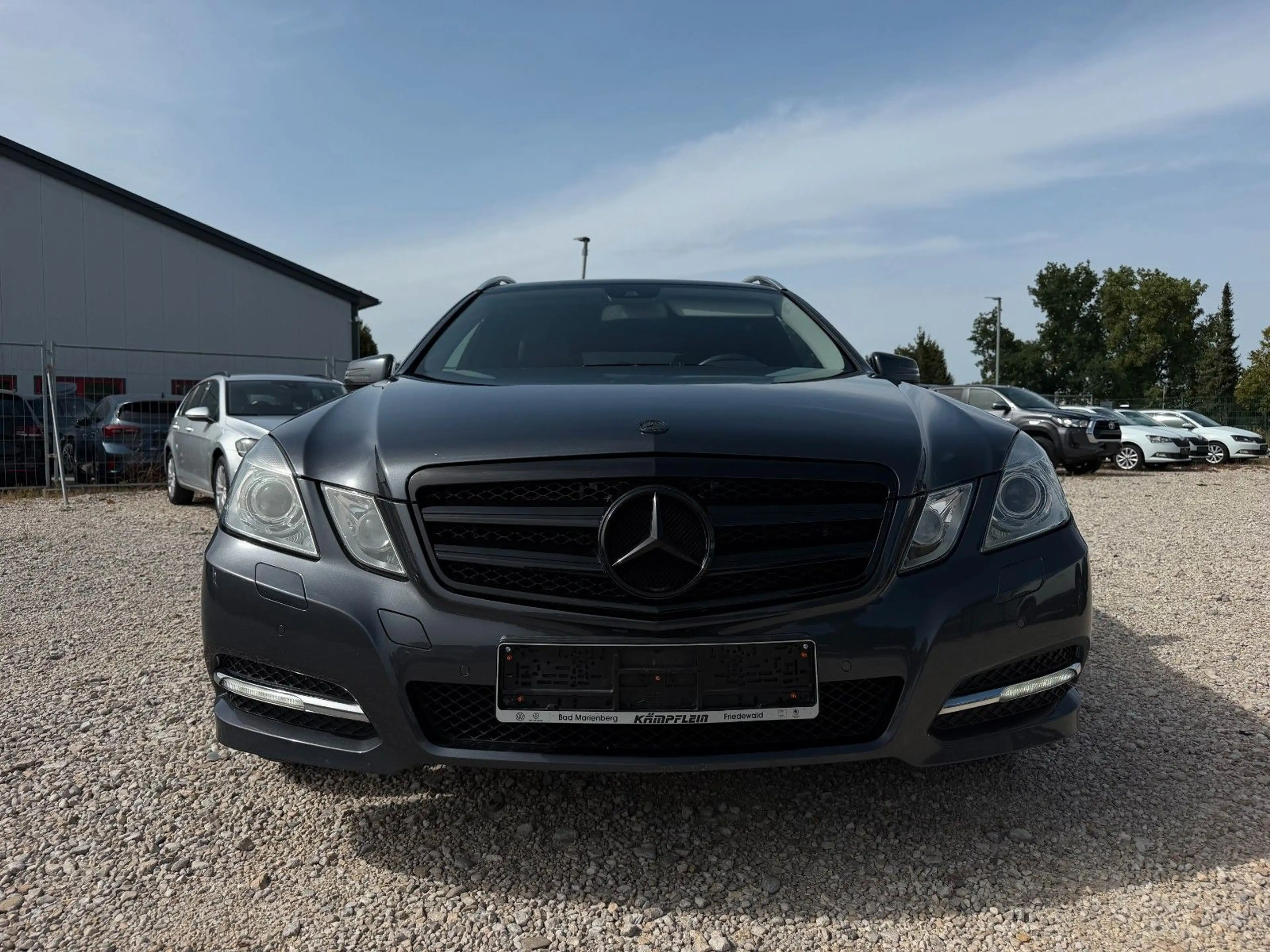 Mercedes-Benz E 250 | MB Service | TÜV Neu — photo 2