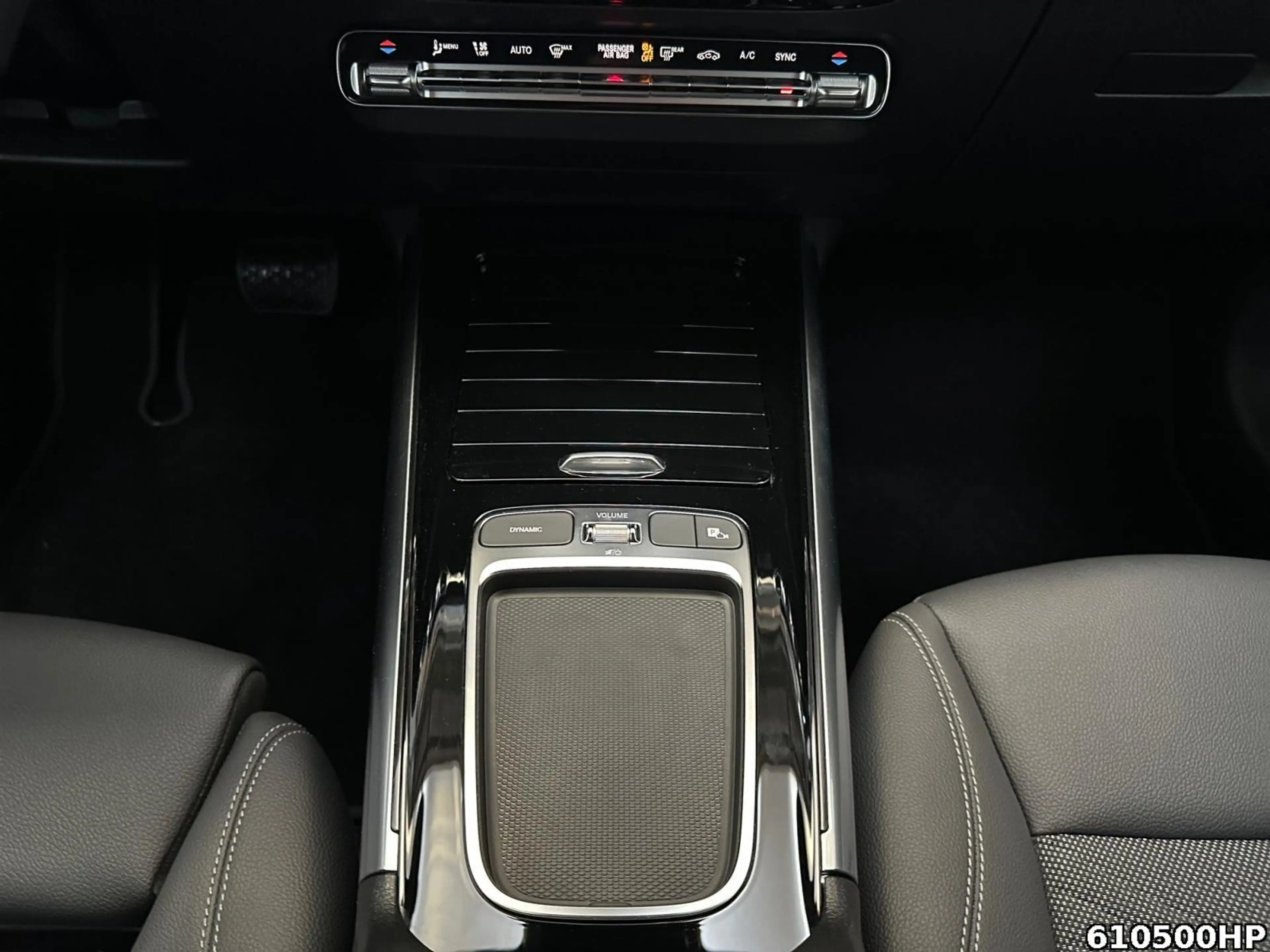 Mercedes-Benz GLA 200 Progressive — photo 11