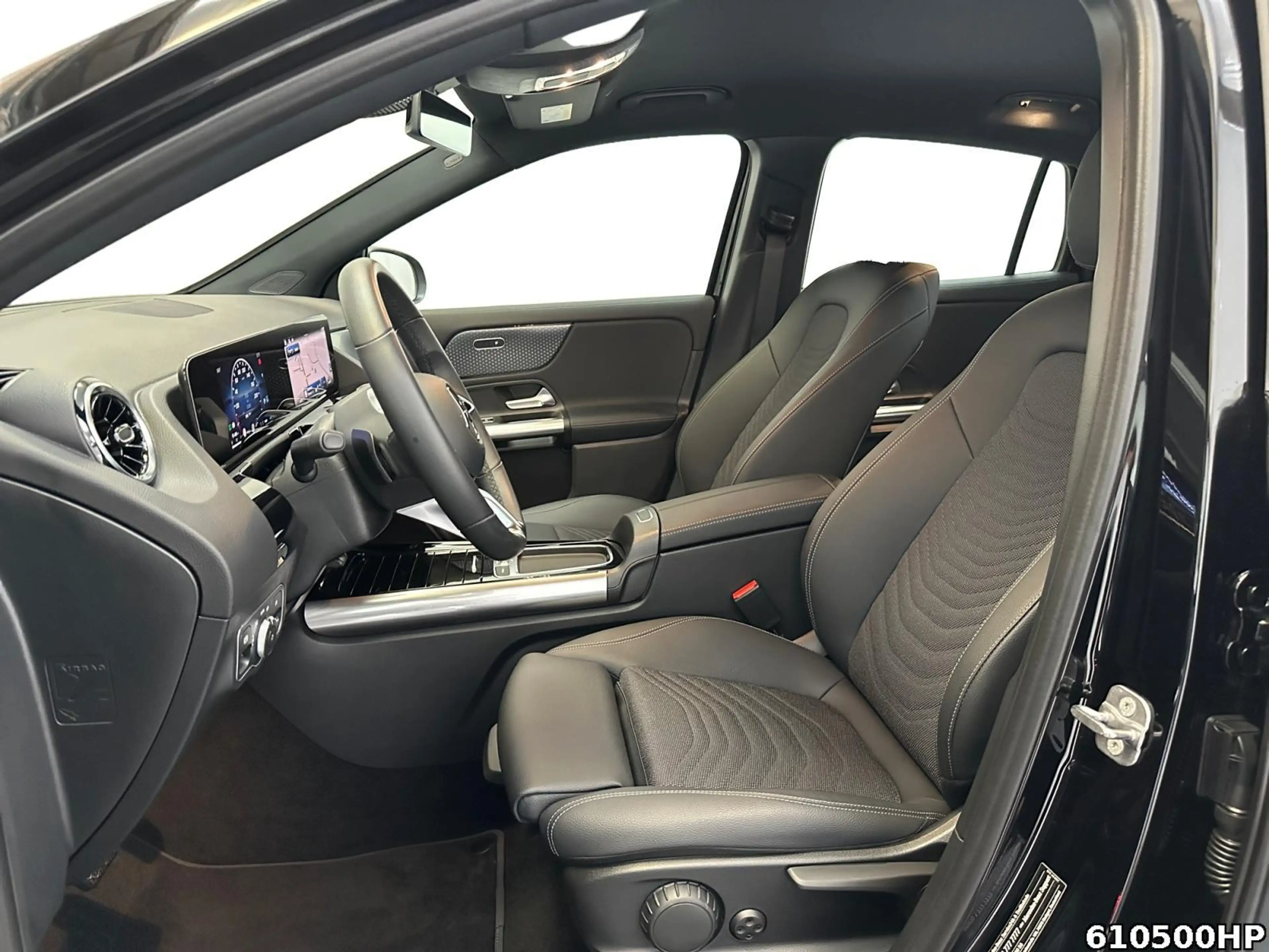 Mercedes-Benz GLA 200 Progressive — photo 13