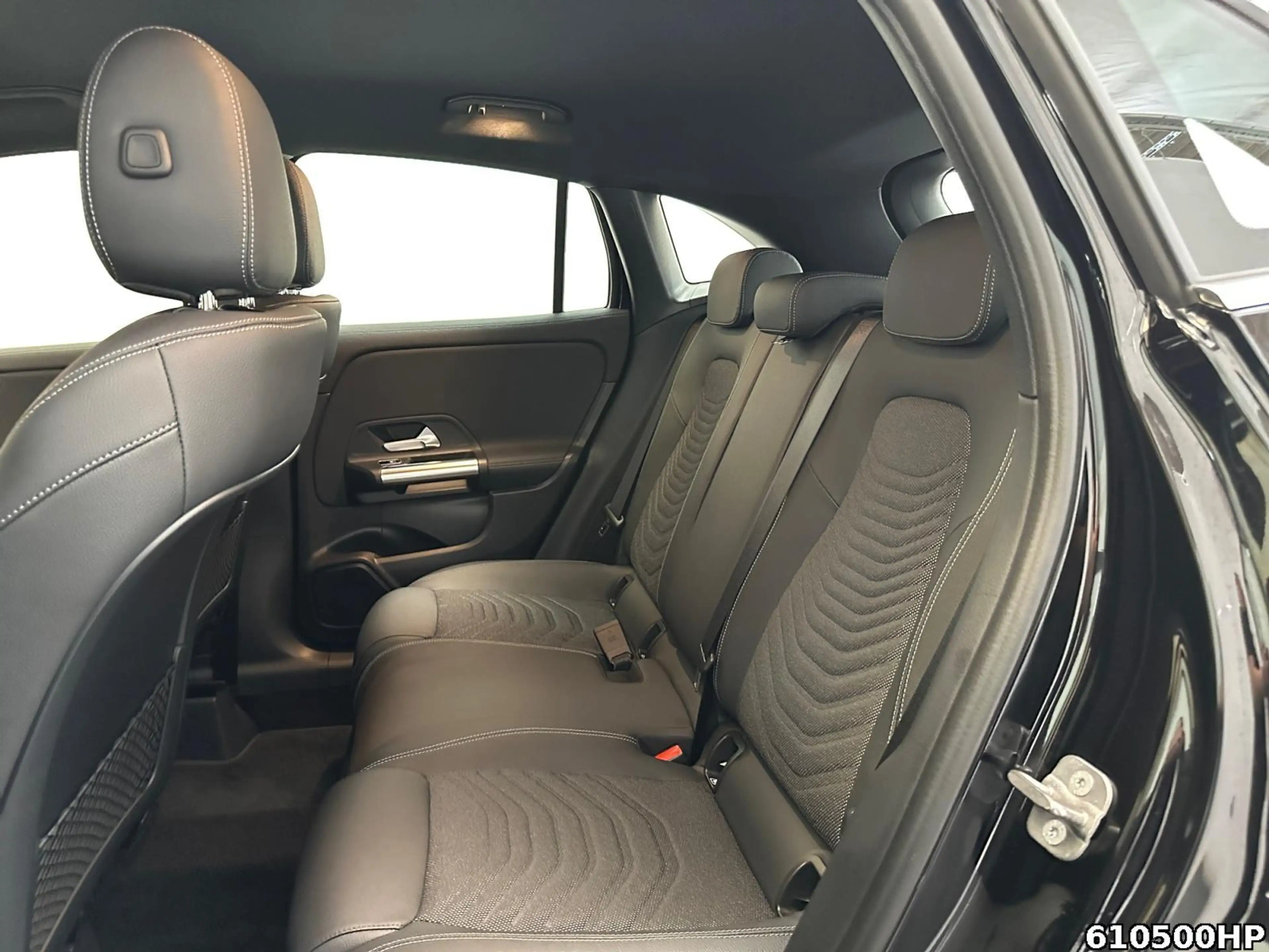 Mercedes-Benz GLA 200 Progressive — photo 12