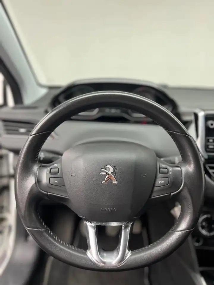Peugeot 208 208 — photo 15