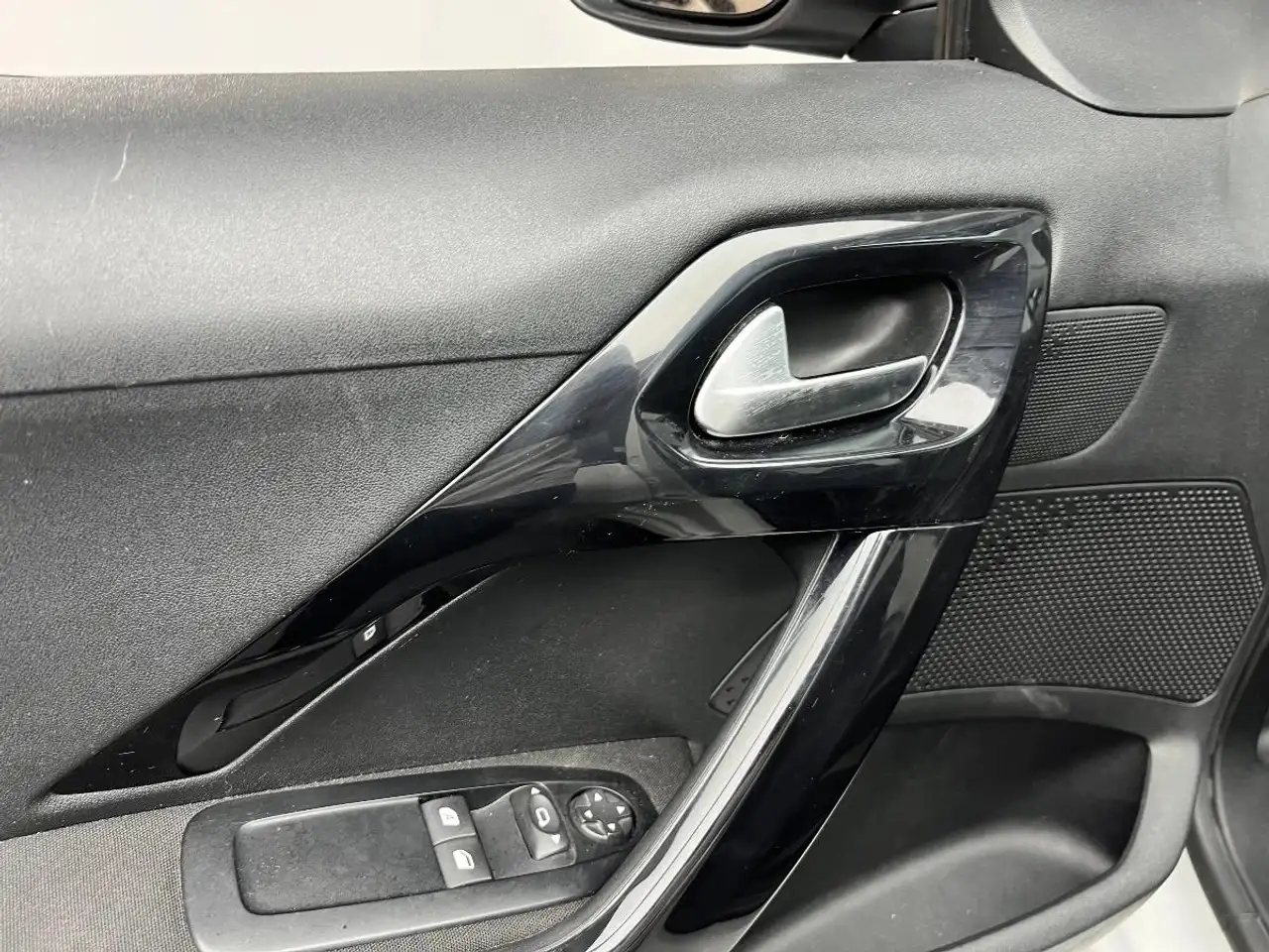 Peugeot 208 208 — photo 16