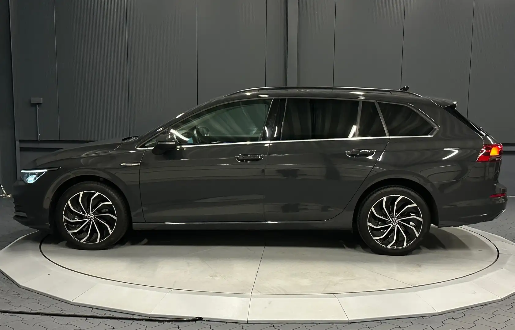 Volkswagen Golf Variant VIII Style 4Motion*190PS*AHK*KAMERA*MASSAGE*NAVI* Gris - 2