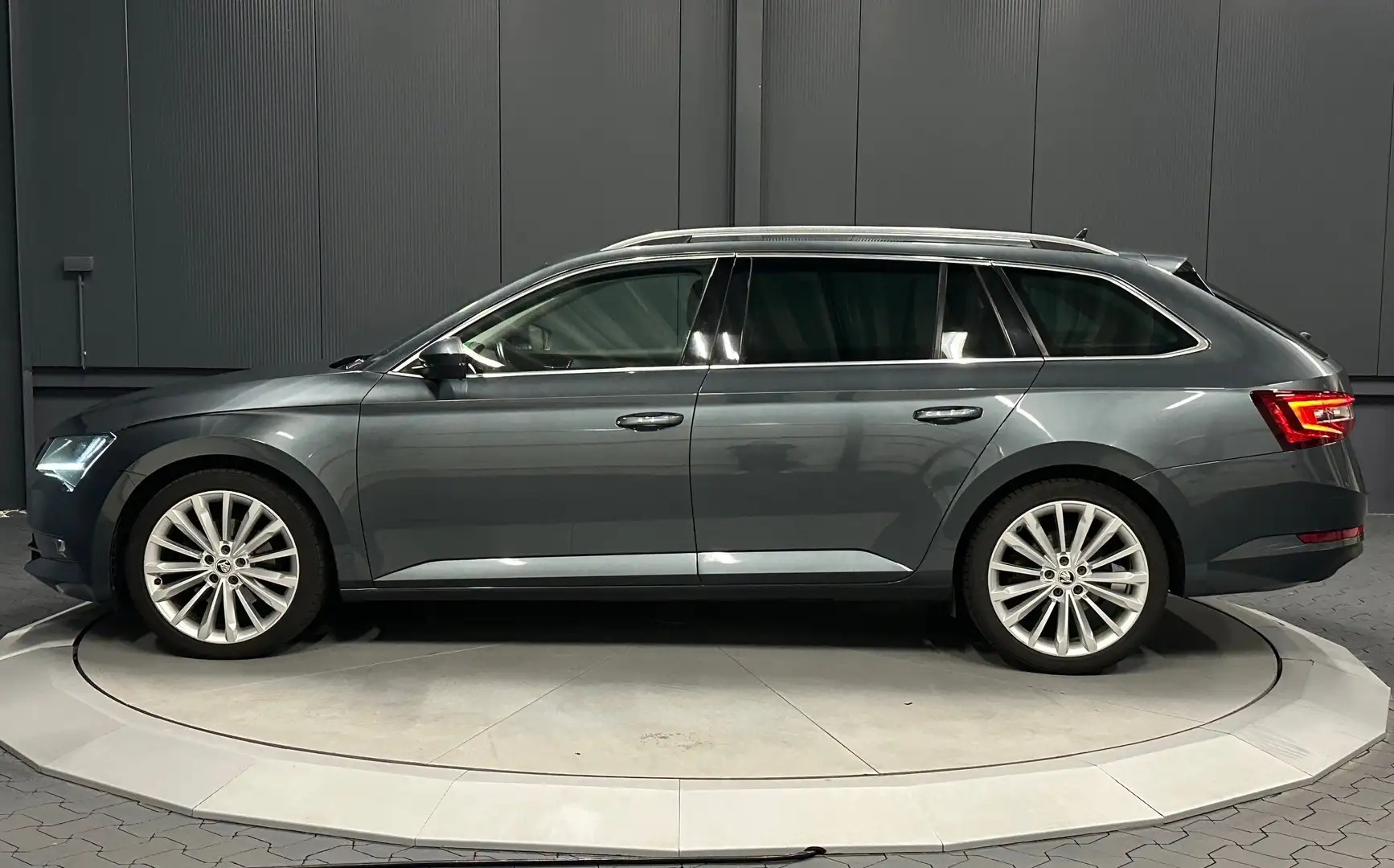Skoda Superb Combi Style *19Zoll*Standhzg*CarPlay*NAVI*Assist* Gri - 2
