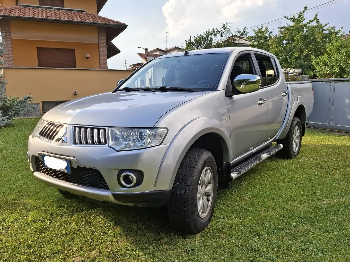 Mitsubishi L200 d.cab 2.5 di-d Intense Argento - 1