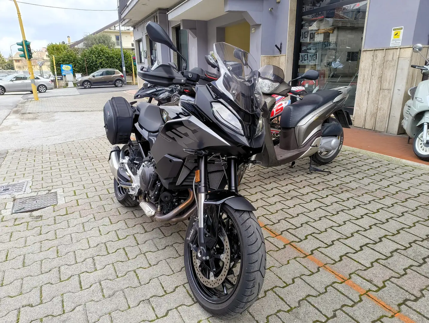 BMW F 900 XR Triple Black Nero - 2