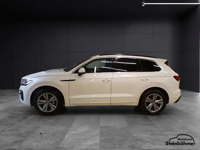Volkswagen Touareg view 3