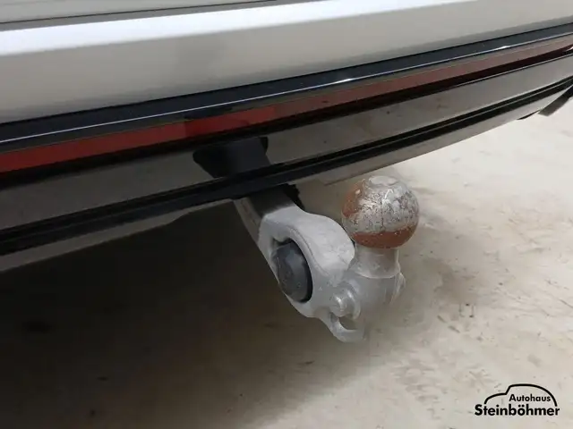 Volkswagen Touareg view 7