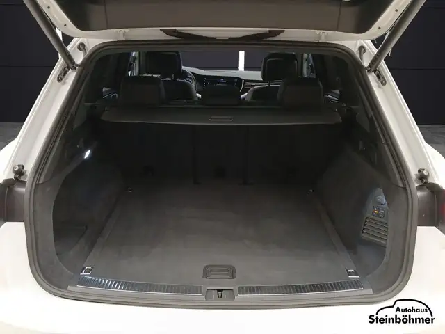 Volkswagen Touareg view 6