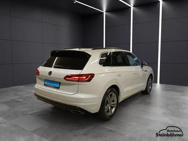 Volkswagen Touareg view 8