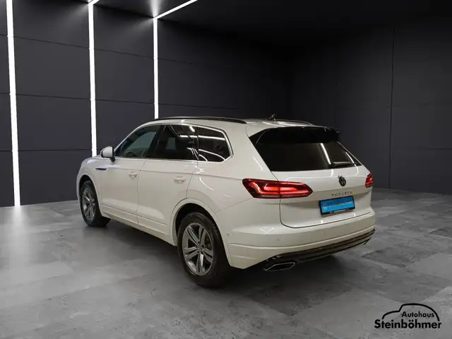 Volkswagen Touareg view 4