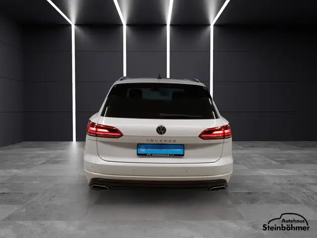 Volkswagen Touareg view 5