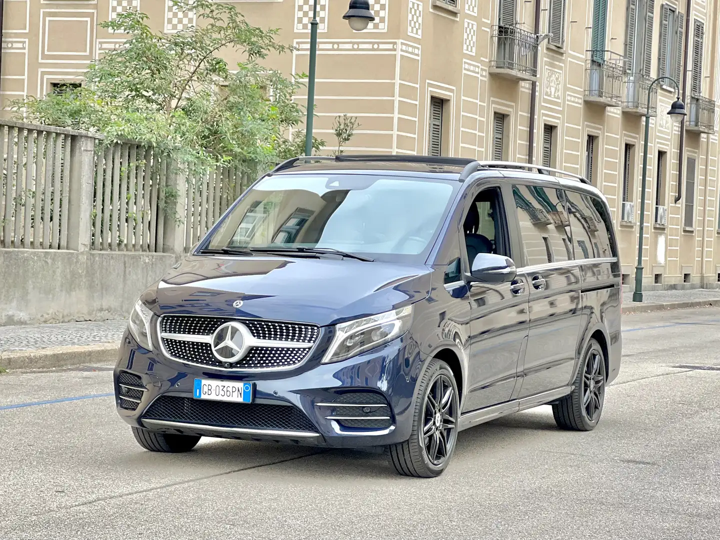 Mercedes-Benz V 300d 239cv 9G-Tronic 4Matic E6 Long Exclusive AMG Azul - 1