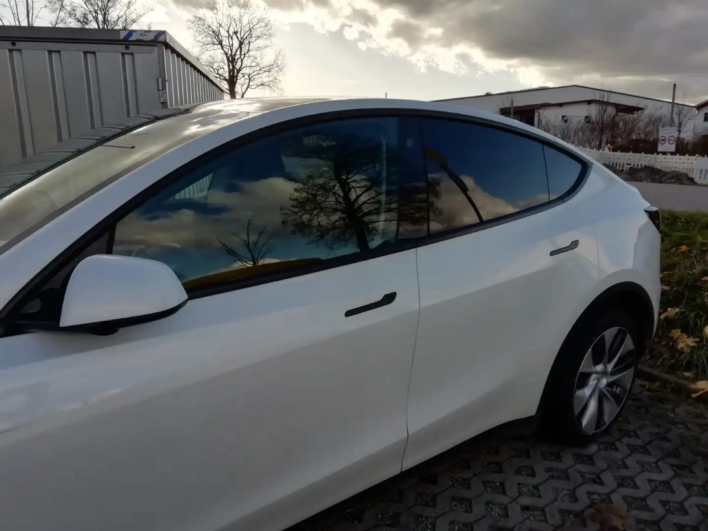 Tesla Model Y Long Range Dual Motor AWD Weiß - 2