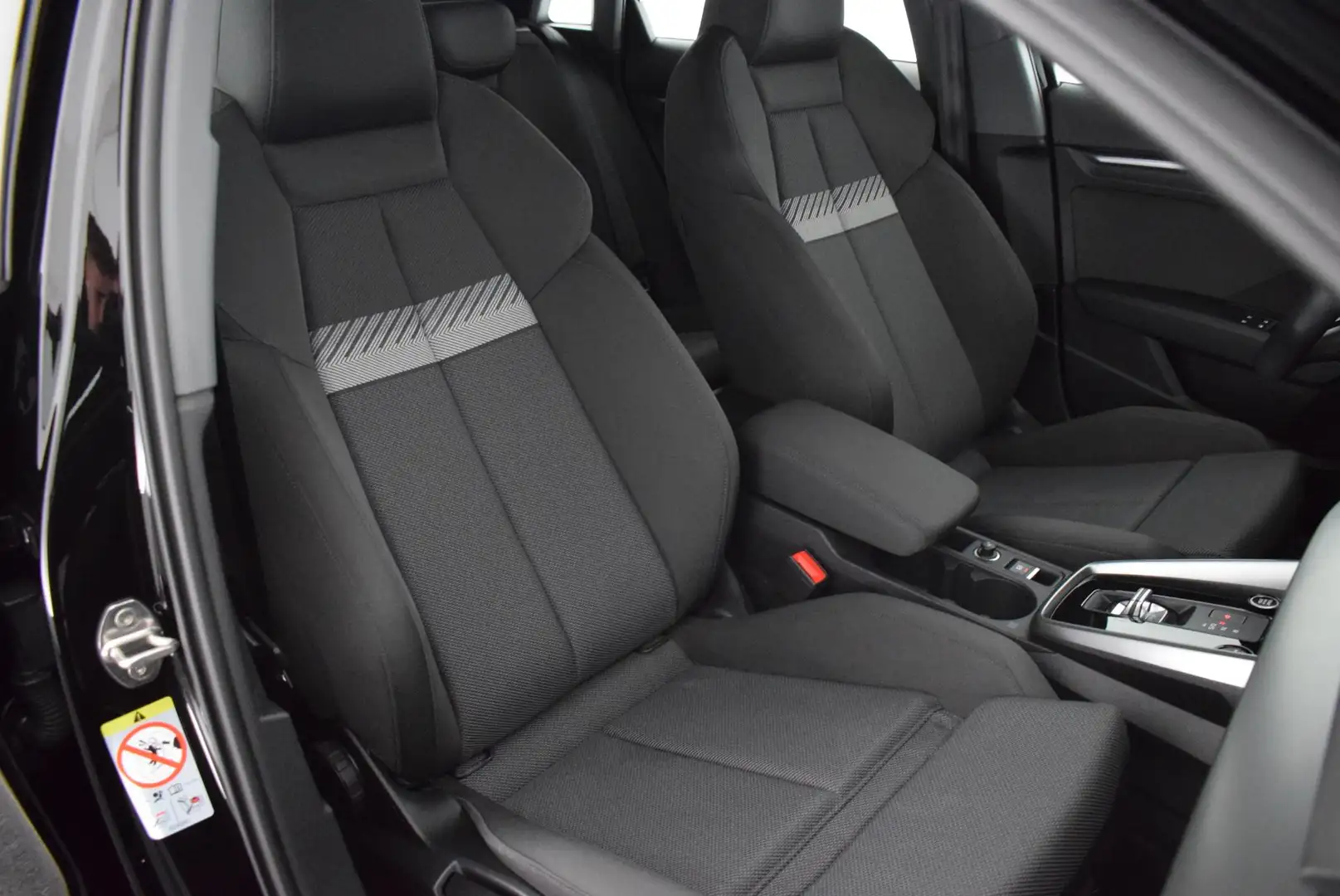 Audi A3 Sportback 35 TDI 150pk S-Tronic Business edition S Zwart - 2