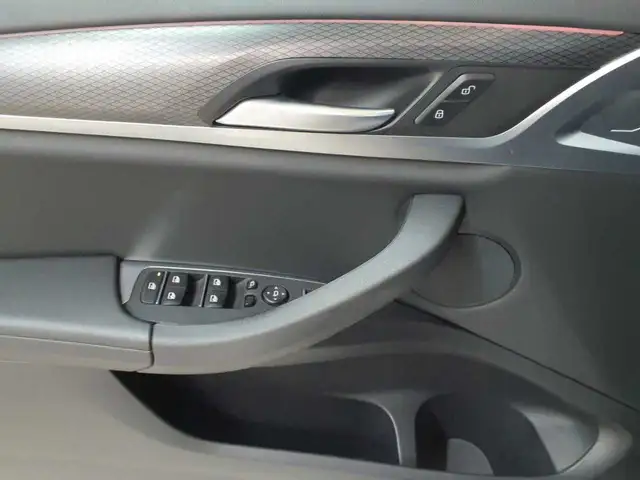 BMW X4 view 4