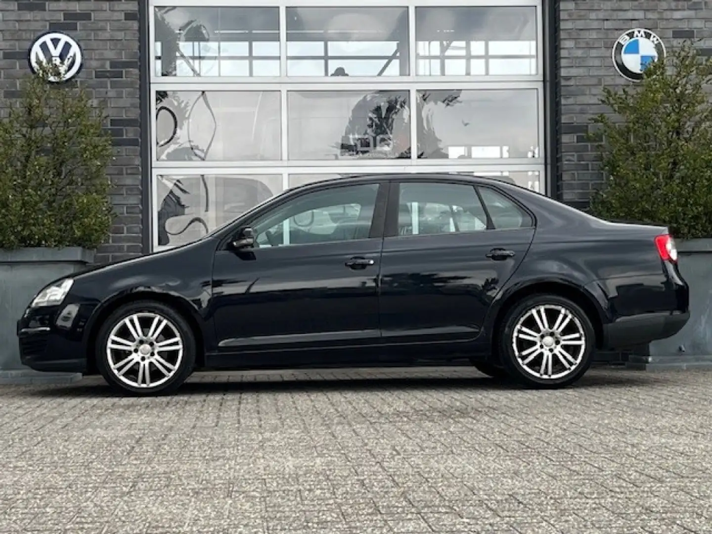 Volkswagen Jetta 1.6 TRENDLINE CLIMA - CRUISE - PDC - 17 INCH ORG. Noir - 2