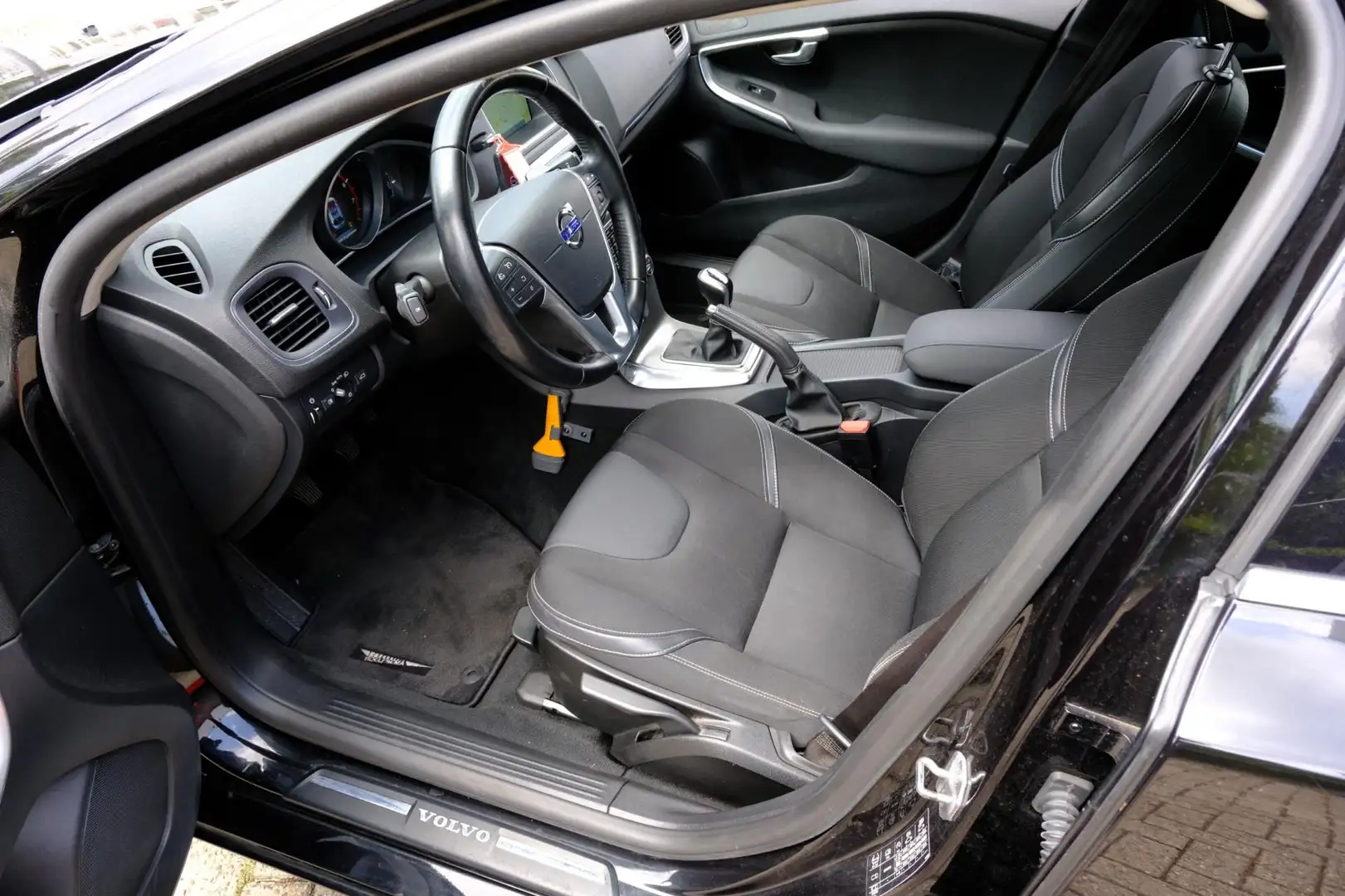 Volvo V40 2.0 T2 Momentum Navi|Clima|LMV Fekete - 2