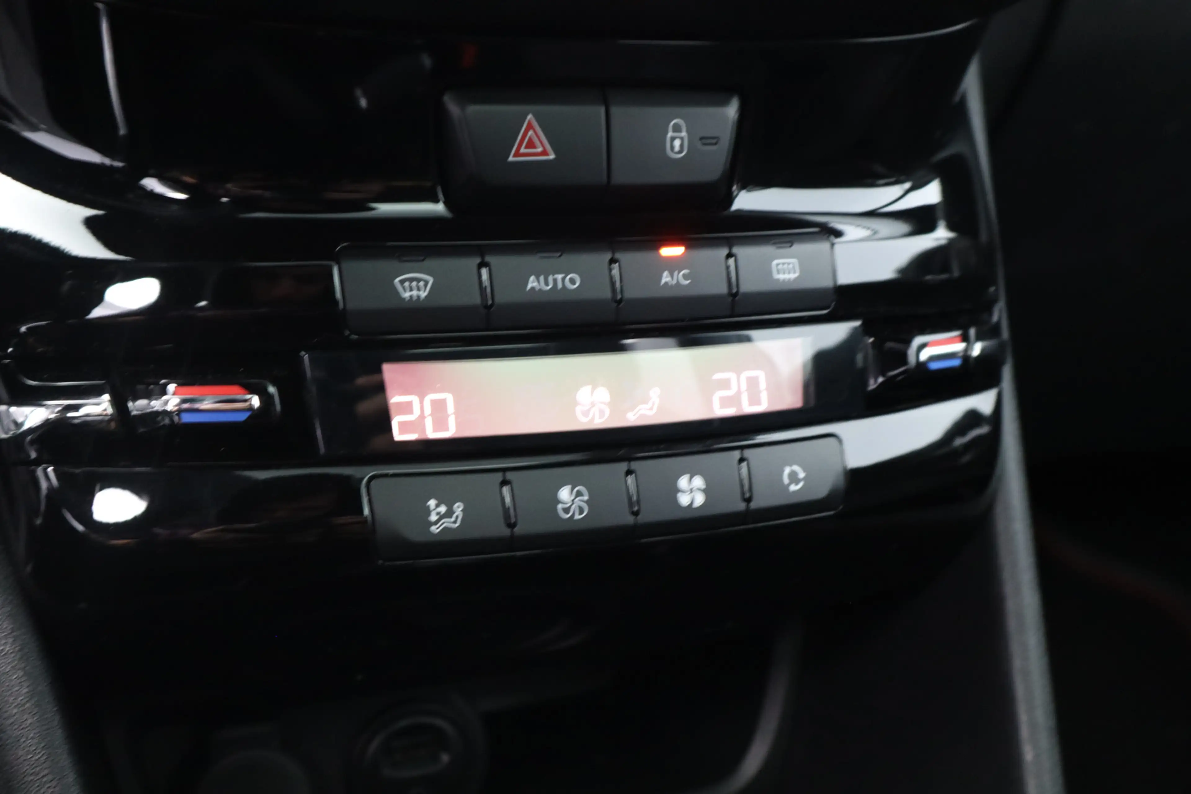 Peugeot 2008 1.2 PureTech Allure/ D-Riem Verv 100.000KM!/ Autom — photo 23